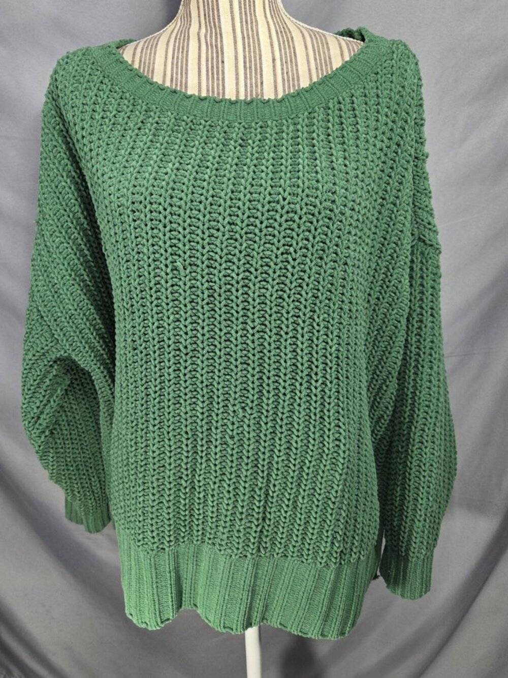 American Eagle Green Wide Neckline Side Slits Long Sleeve Sweater Size Medium